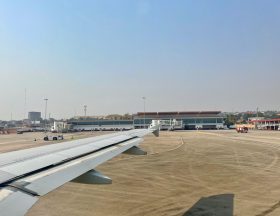 Aeroport international de Conakry Gbessia vu dun avion
