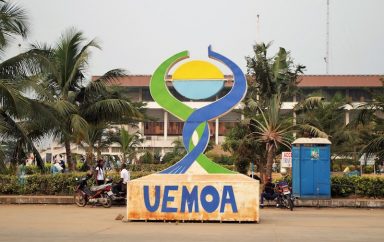 Vue de face du logo ou enseigne physique de lUEMOA realise en fer pour les manifestations regionales depose au stade General Mathieu KereKou a Cotonou au Benin