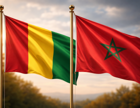 Drapeaux de la Guinée et du Maroc